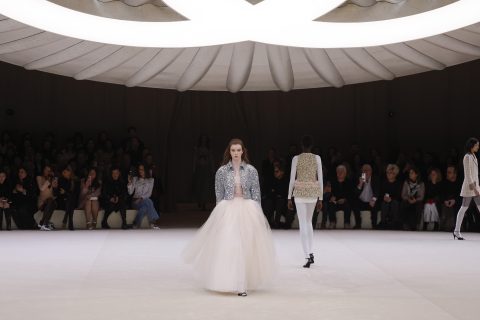 A Chanel haute couture bemutatóján egy tütüt mutat be az egyik modell