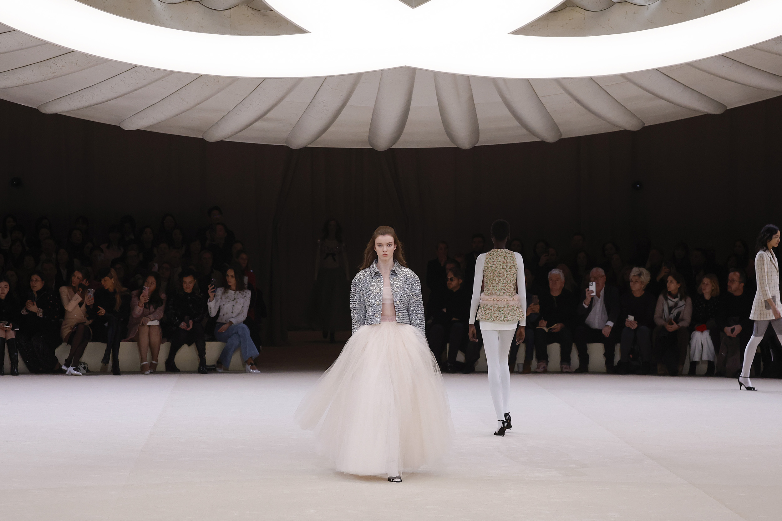 A Chanel haute couture bemutatóján egy tütüt mutat be az egyik modell
