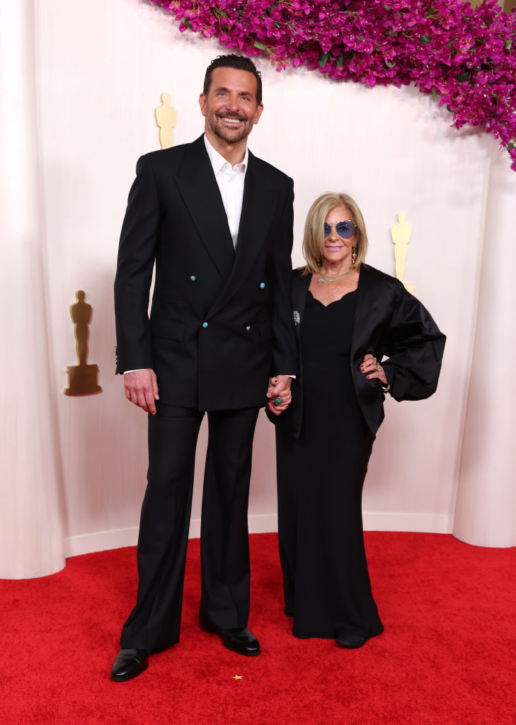 Bradley Coopert anyukája kísérte el a 2024-es Oscar-gálára