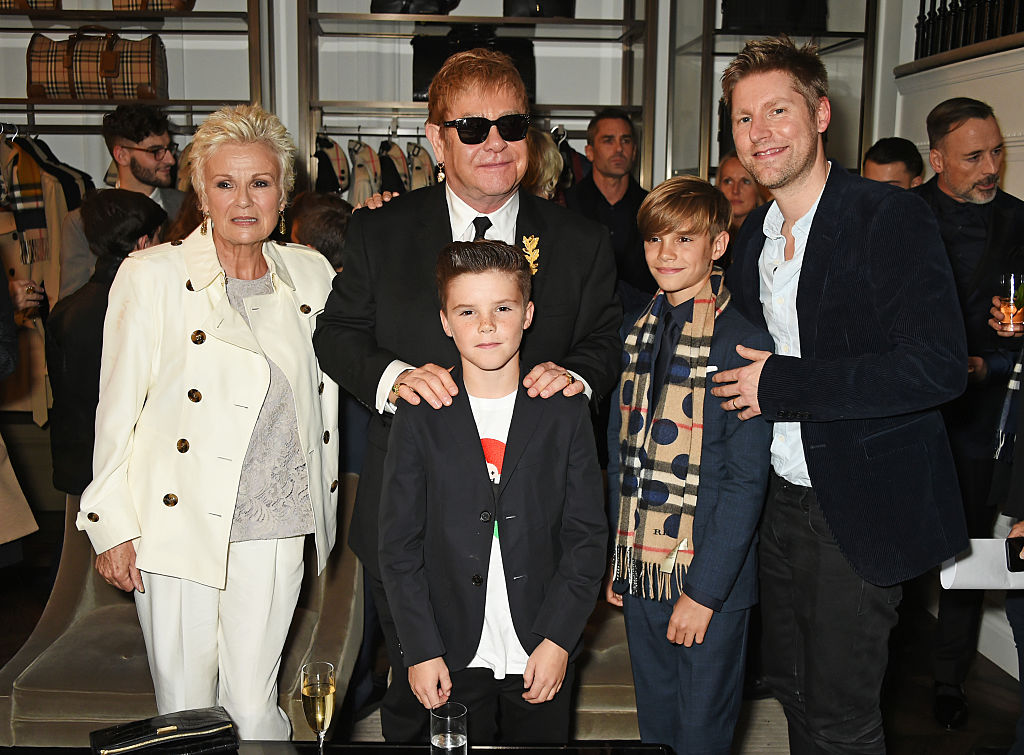 Julie Walters, Sir Elton John, Cruz Beckham, Romeo Beckham és Christopher Bailey 2015-ben egy filmpremieren (Fotó: David M. Benett/Dave Benett/Getty Images a Burberry számára)