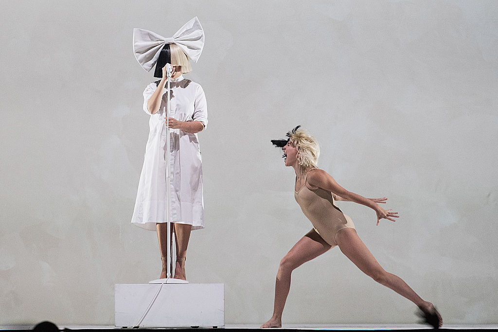 Sia és Maddie Ziegler 2016-ban egy koncerten (Fotó: Mat Hayward/Getty Images)