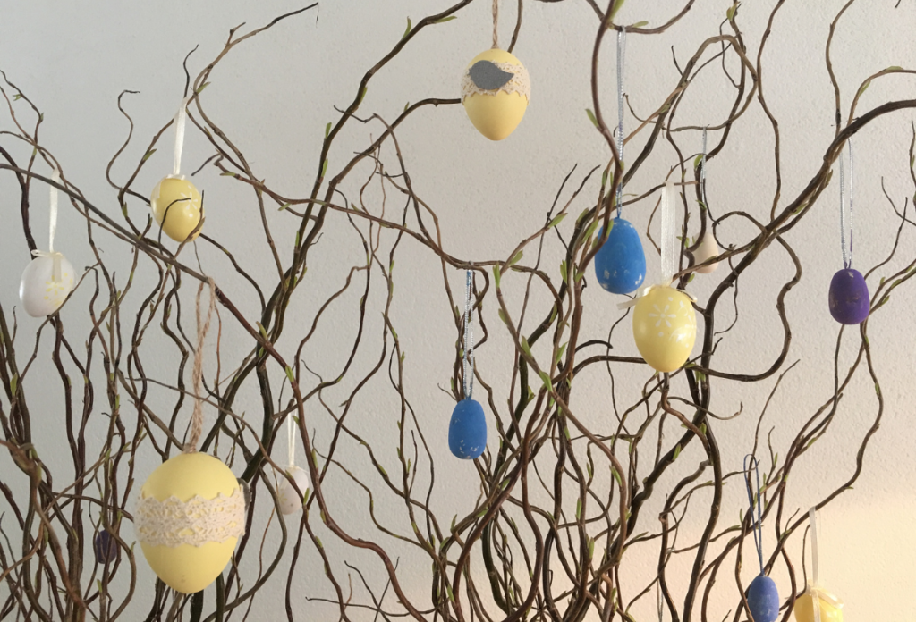 Csodás húsvéti dekoráció a minimalista, ugyanakkor bohém tojásfa