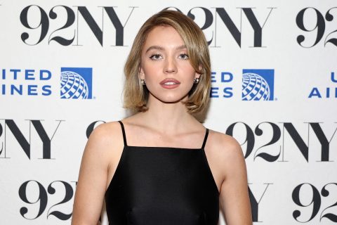Sydney Sweeney elegáns blézerruhában hirdeti a business sikket