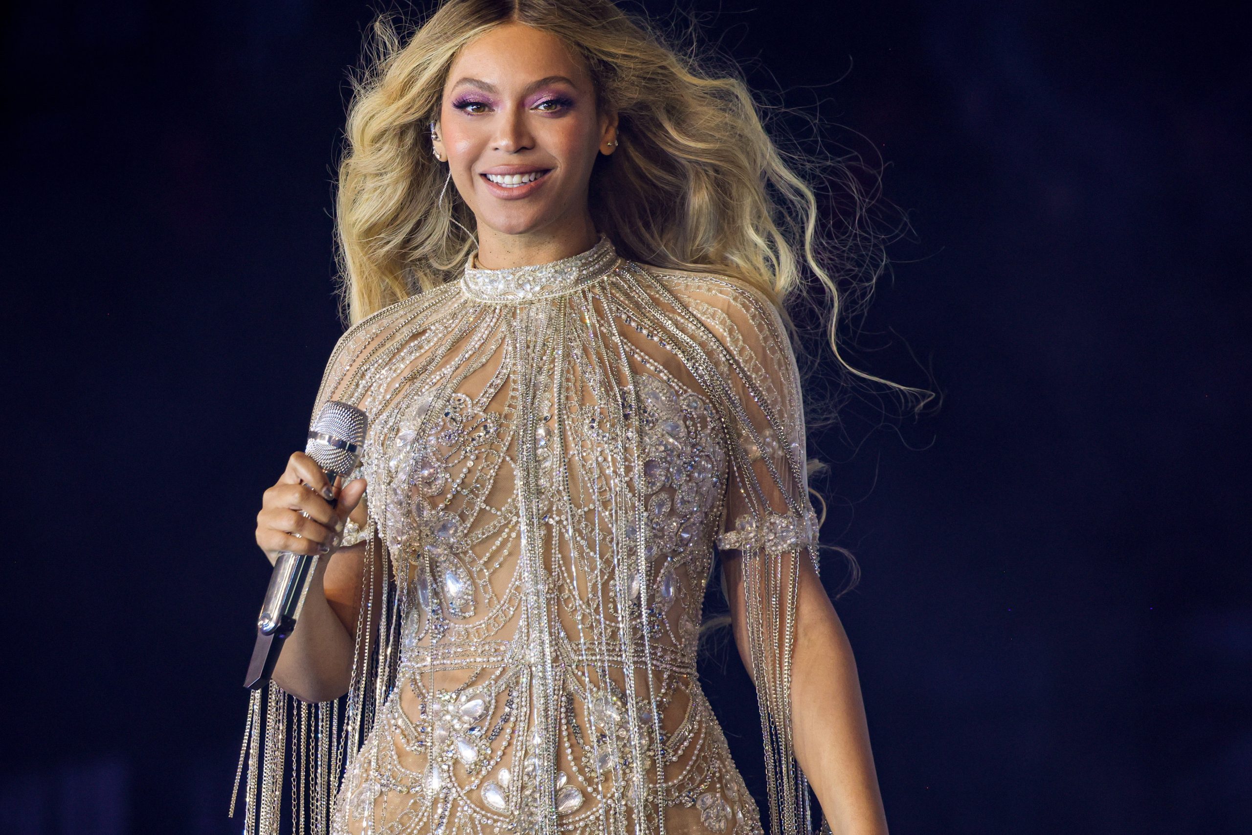 Beyoncé egy varsói koncertjén nevet a kamerába
