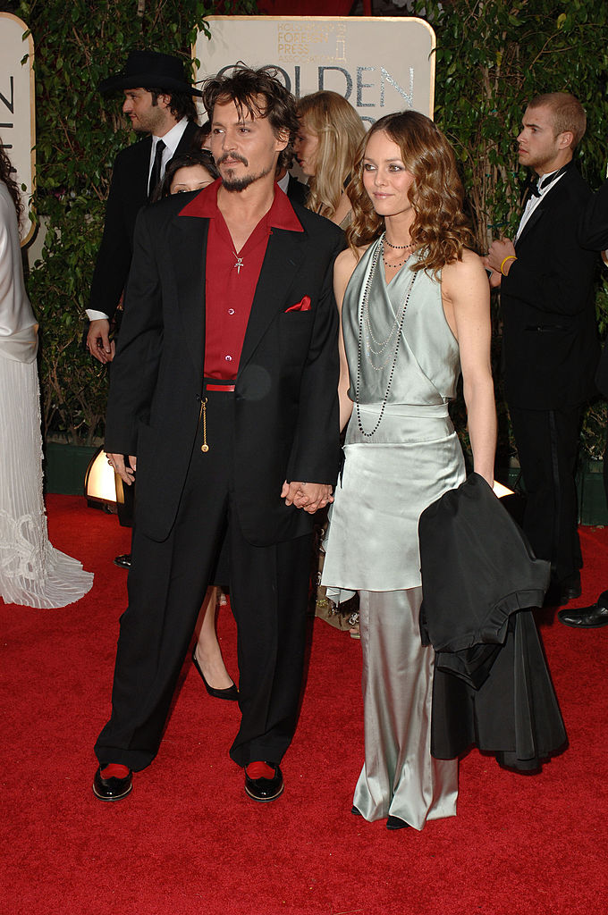 Az elegáns, mégis laza stílus remekül áll Johnny Deppnek
