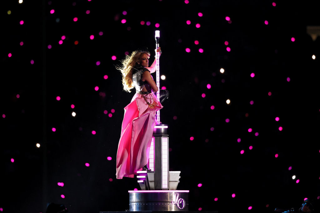Jennifer Lopez öt ruhát mutatott be a 2020-as Super Bowl félidei showjában