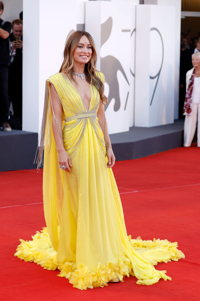 Látványos sárga ruhában ragyogott Olivia Wilde