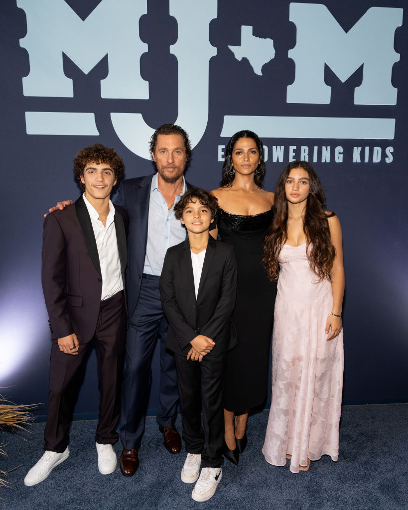 Matthew McConaughey mindhárom gyerekét megmutatta a vörös szőnyegen
