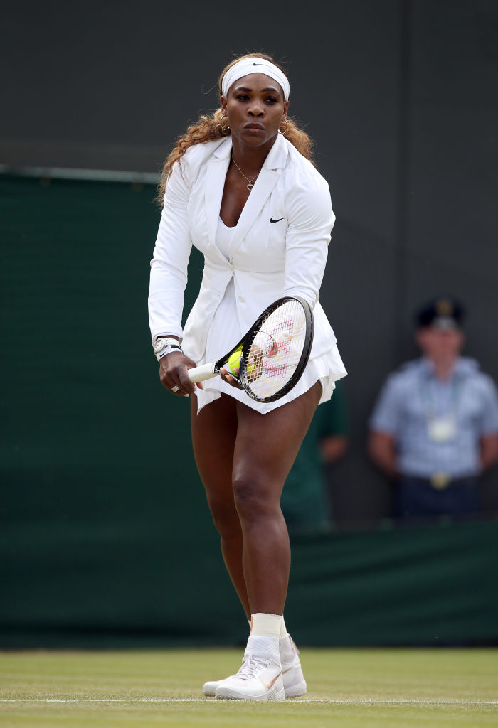 Serena Williams blézerben lépett pályára