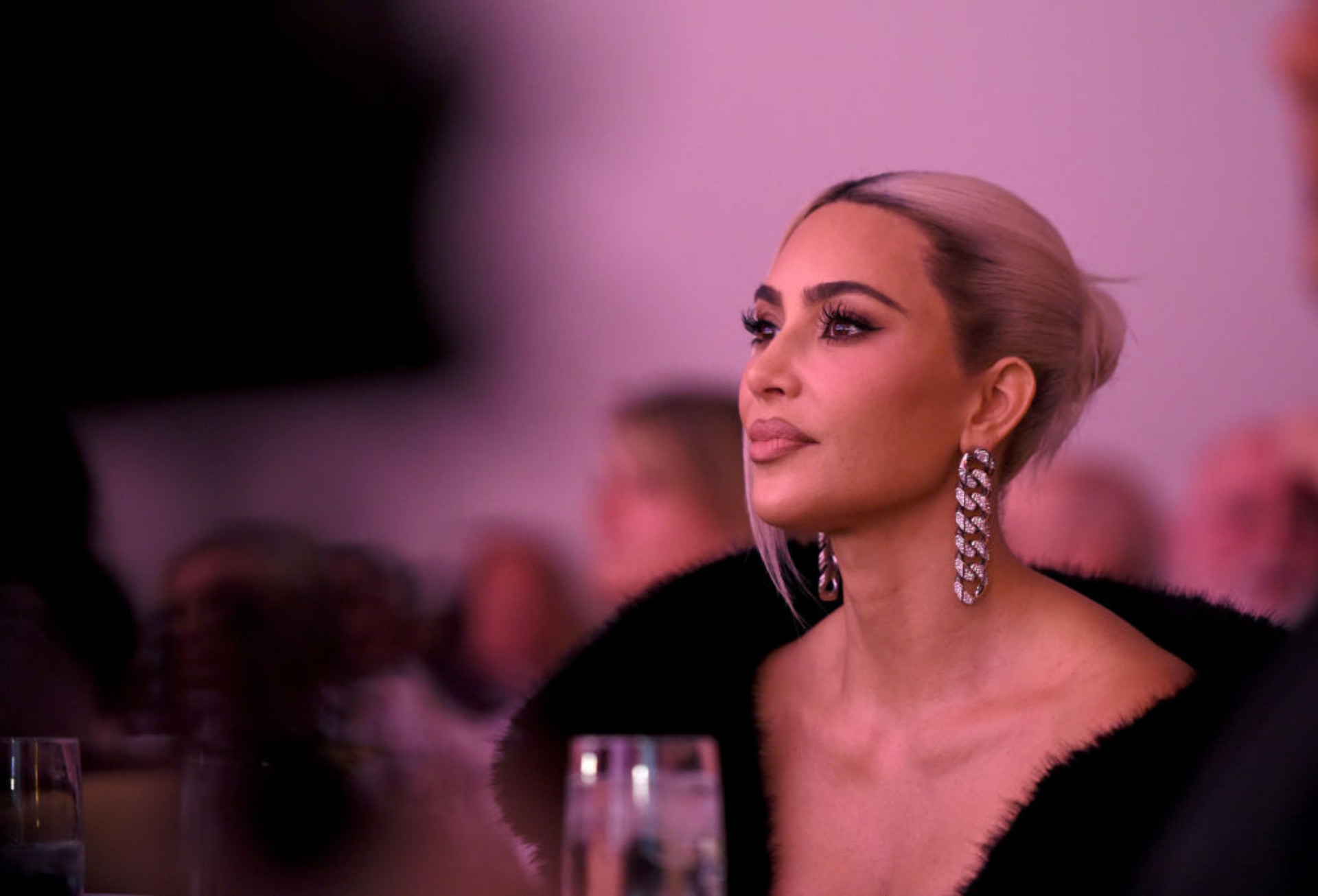 Kim Kardashian ismét megvált fekete tincseitől