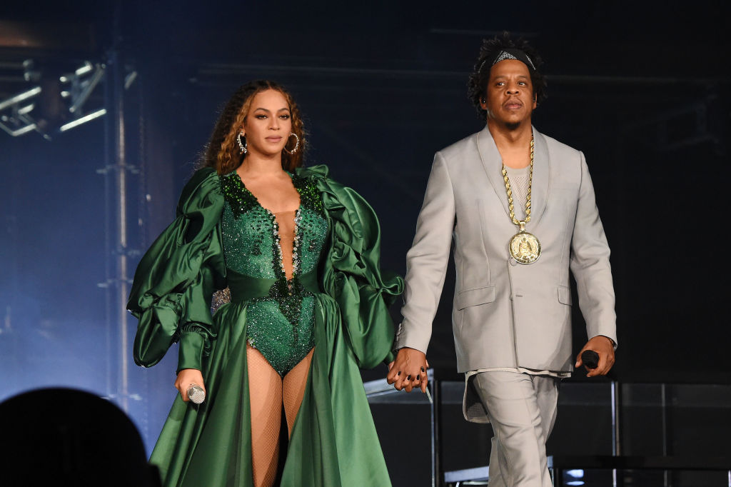 Beyoncé férje, Jay-Z simán felvesz a vörös szőnyegre is baseball sapkát vagy sportcipőt, és nem veti meg a feltűnő ékszereket sem (Footó: Kevin Mazur/Getty Images for Global Citizen Festival: Mandela 100)