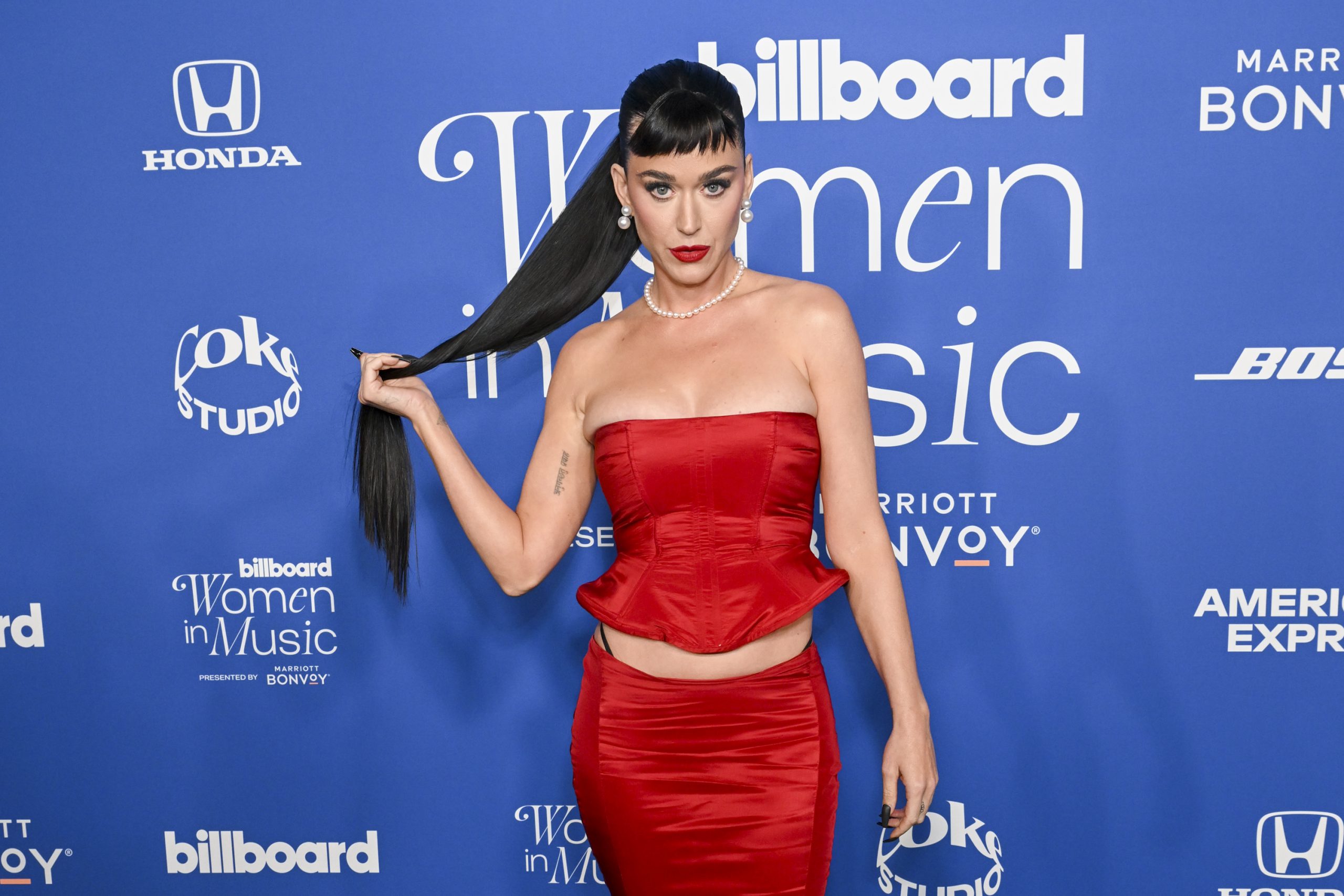 Katy Perry új szintre emelte a pucérruha fogalmát