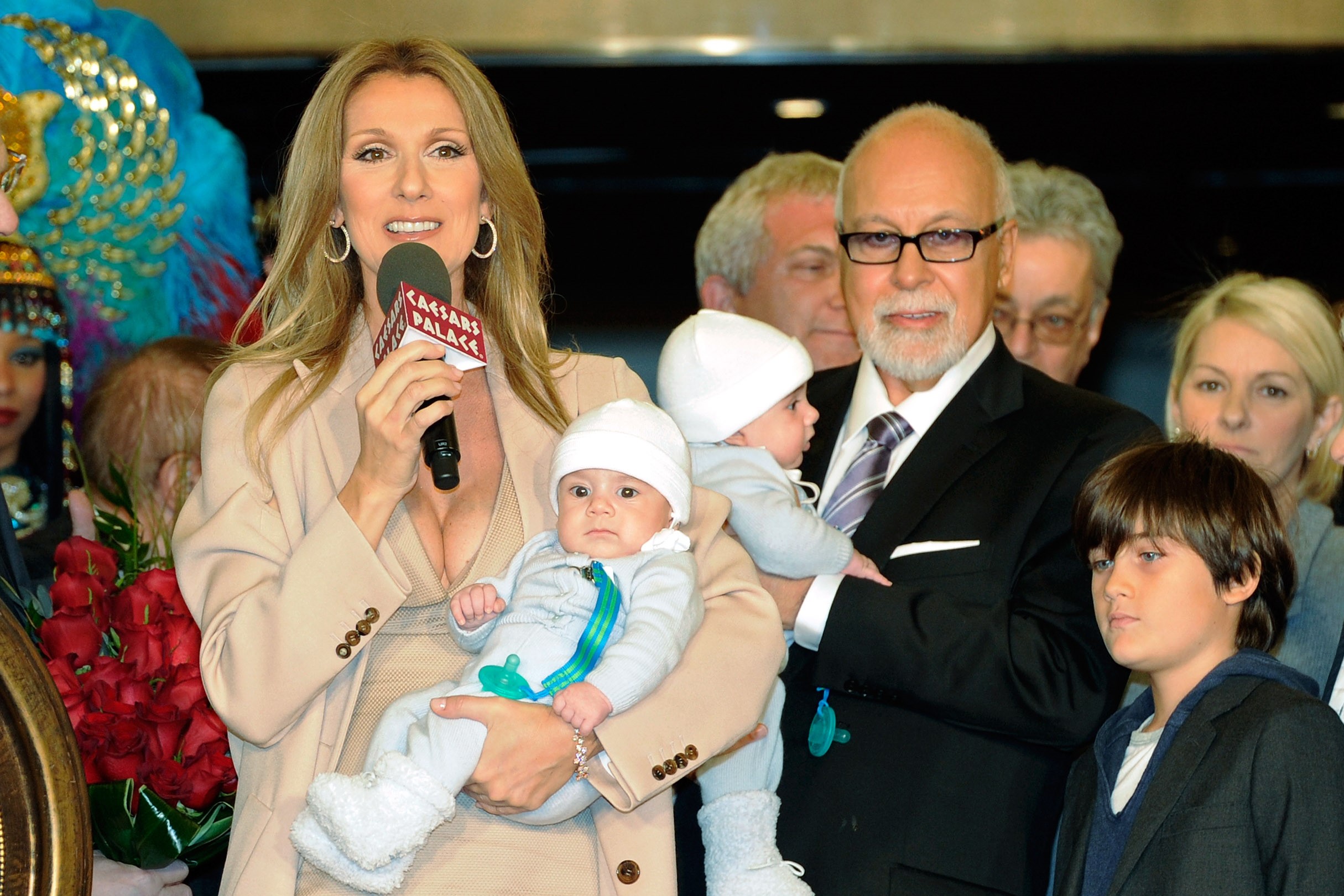 Céline Dion és René-Charles Angelil az ikrekkel és az ifjabbik René-Charlesszal