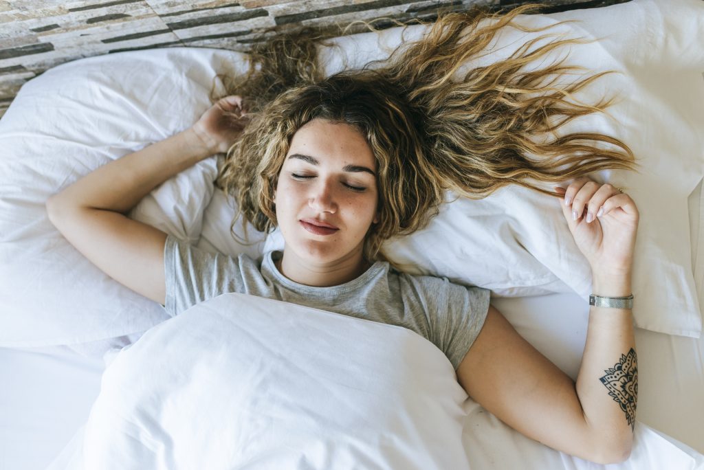 Háton fekvés: ehhez az alvási pozícióhoz gyakran alvási apnoé társul