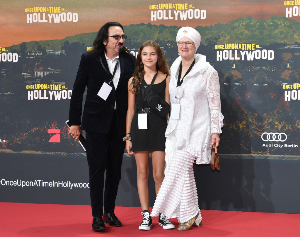 Leonardo DiCaprio édesapja és felesége, valamint a színész unokahúga, Normandie Farrar a Volt egyszer egy... Hollywood premierjén
