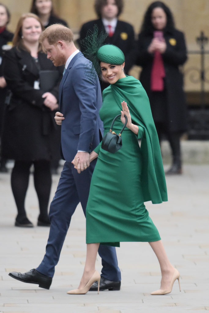 Meghan Markle smaragdzöld köpenyes ruhában (Fotó: Gareth Cattermole/Getty Images)