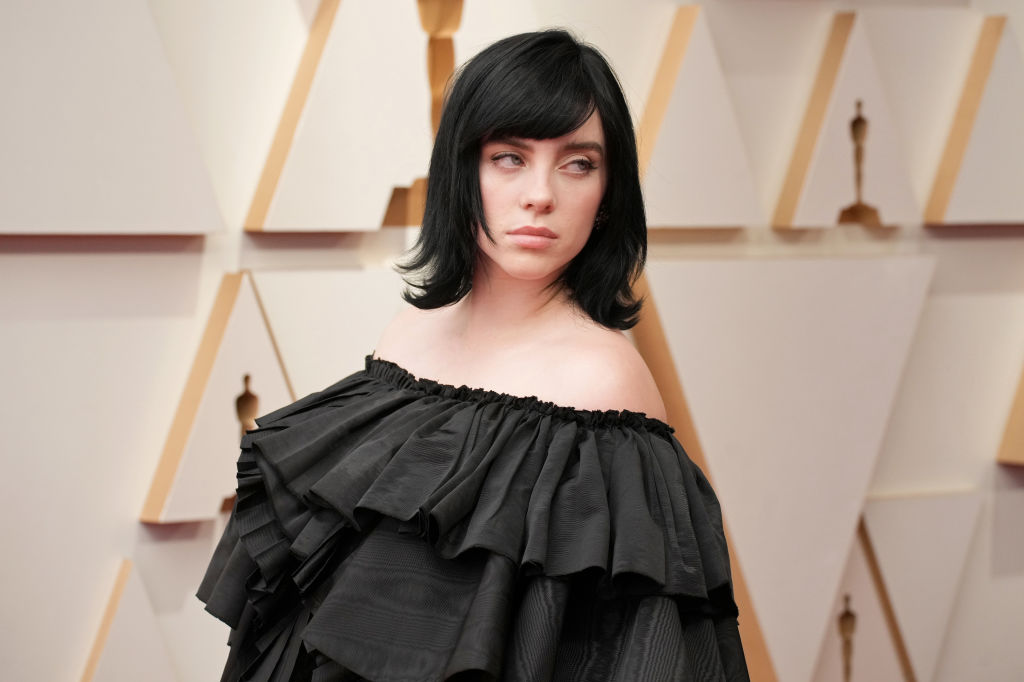 Billie Eilish ismét fekete hajjal az Oscar-gálán