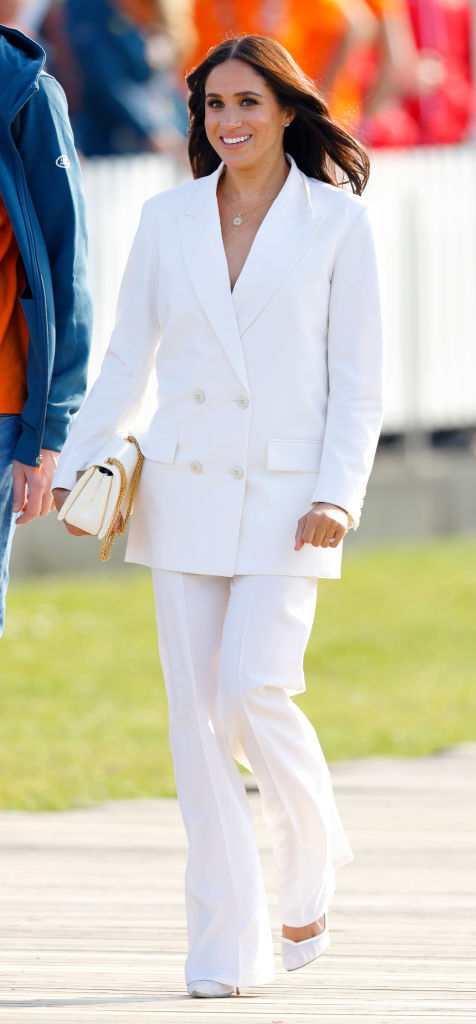 Meghan Markle fehér Valentino nadrágkosztümje(Fotó: Max Mumby/Indigo/Getty Images)