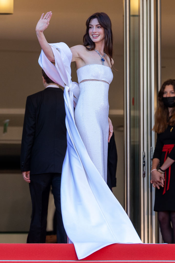 Anne Hathaway Armani Privé ruhában a cannes-i filmfesztiválon