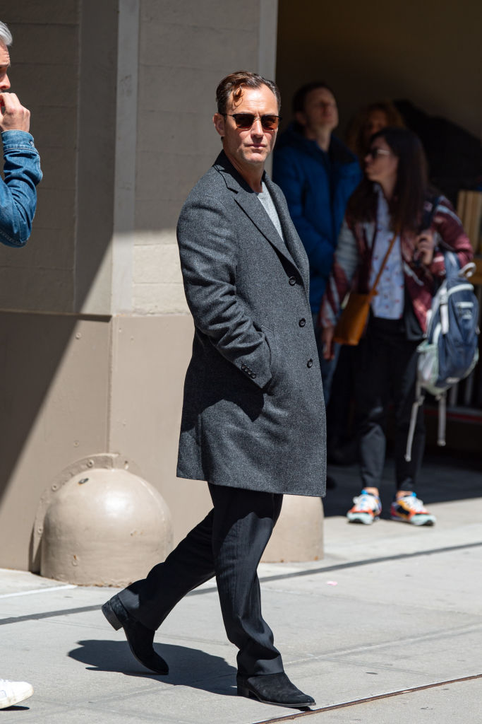 Jude Law karaktere, Jake egy New York-i hotspot tulajdonosa