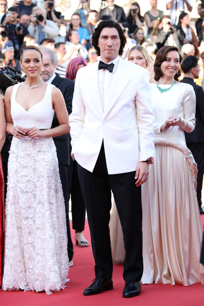 Adam Driver egy klasszikus fehér Burberry szmokingot viselt Cannes-ban