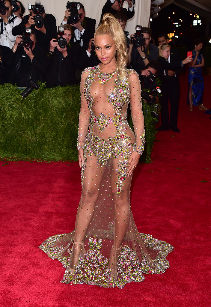 Sokkolóan áttetsző Givenchy ruhában jelent meg Beyoncé a 2015-ös Met-gálán