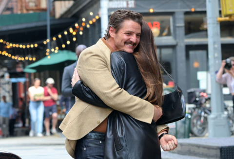 Pedro Pascal és Dakota Johnson csókja