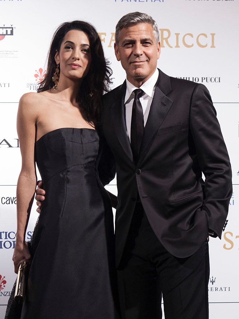 Amal Clooney pánt nélküli fekete ruhában helyezte a hangsúlyt a csillogásra (Fotó: Alessandra Benedetti/Corbis via Getty Images)