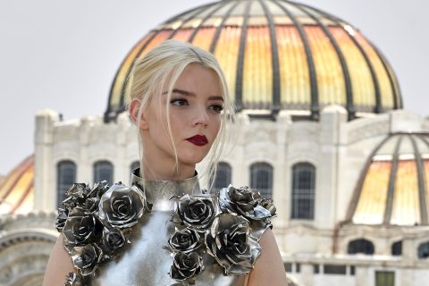 Anya Taylor-Joy szexi bőrruhában reklámozza új filmjét