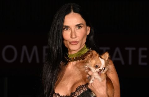 Demi Moore csipkeruhában