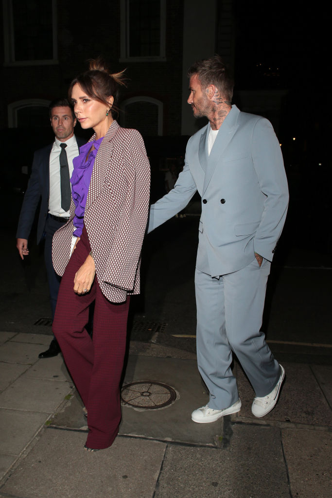 Posh és David Beckham nem sokszor szokott ilyen színes és mintás holmit viselni (Fotó: Ricky Vigil M/GC Images)