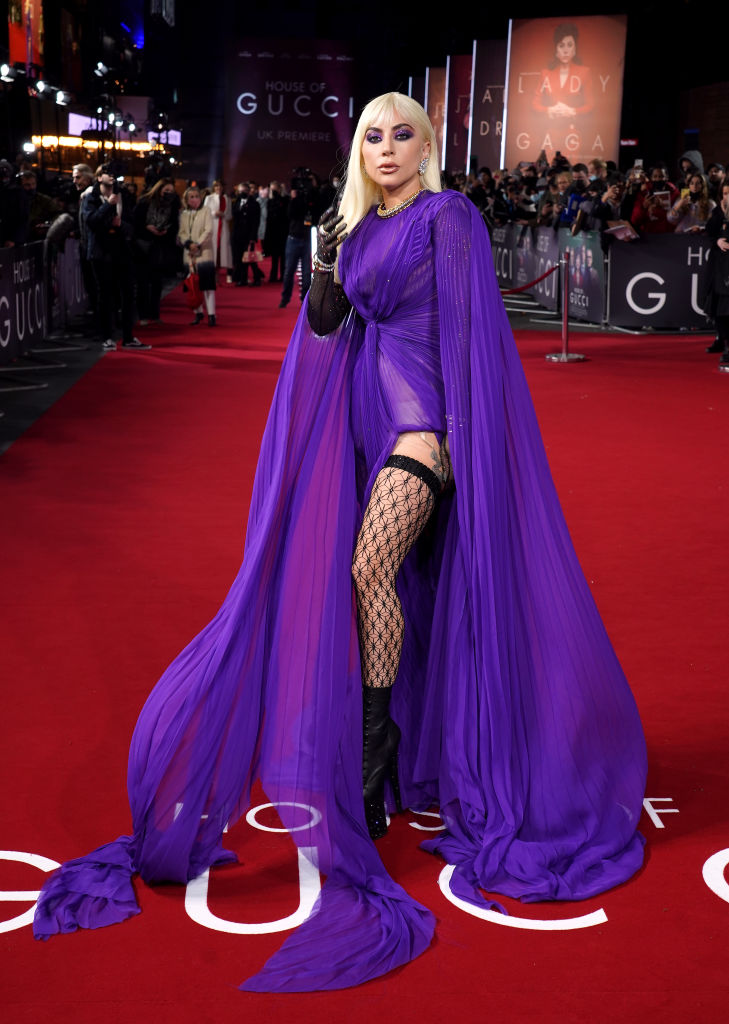 Lady Gaga lila Gucci ruhában