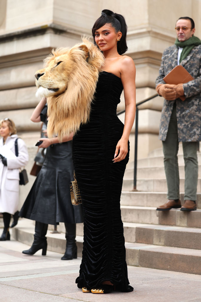 Kylie Jenner egy oroszlánfejet viselt 