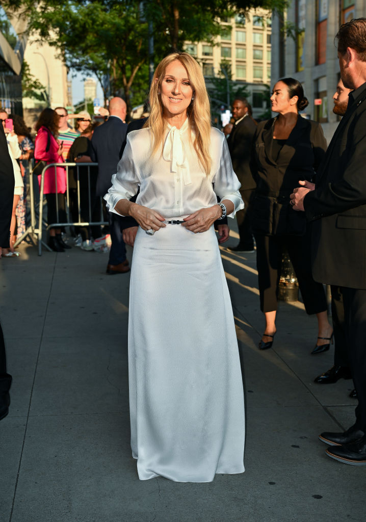 Céline Dion angyalian festett fehér ruhájában
