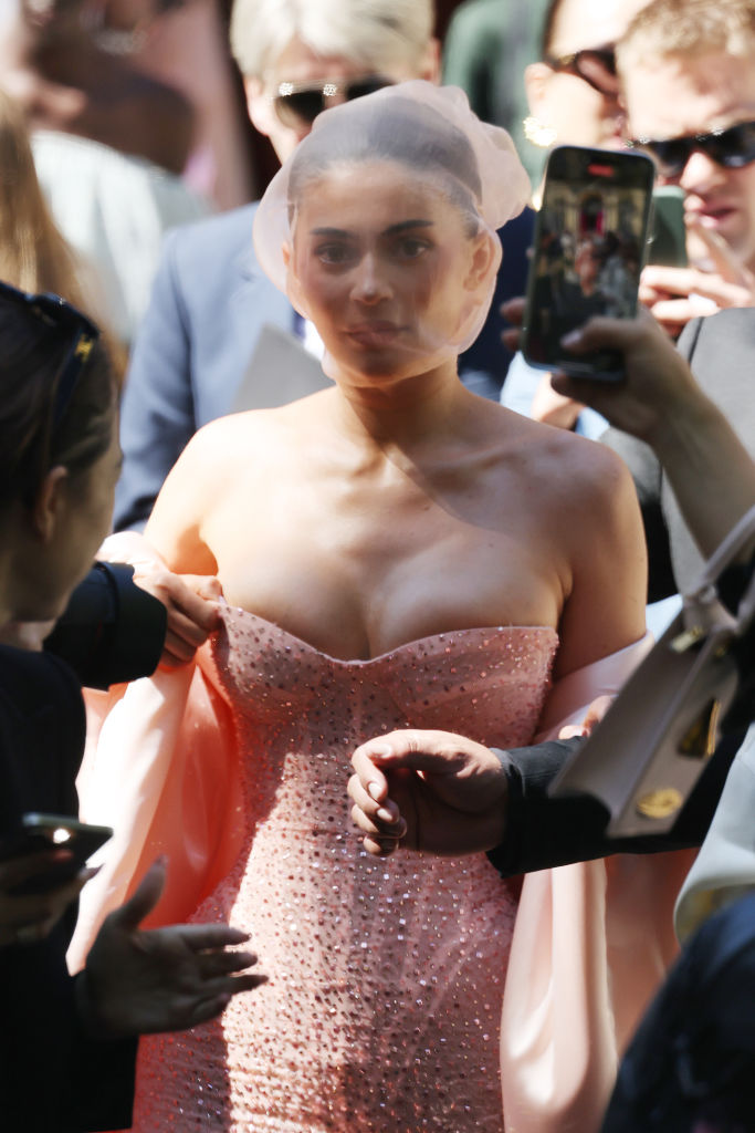 Kylie Jenner babarózsaszín maxi ruhája