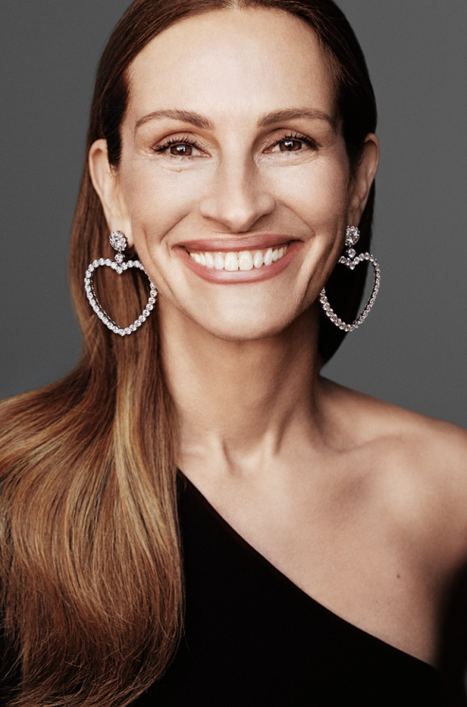 Julia Roberts 28 karátos gyémánt ékszerekkel mosolyog (Fotó: Chopard/Instagram)