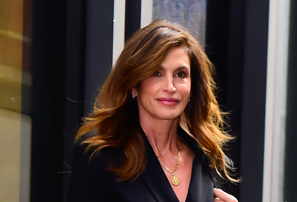 Cindy Crawford haja alapvetően vékonyszálú, a jó hajformázásnak hála mégis dúsnak hat 50 felett is