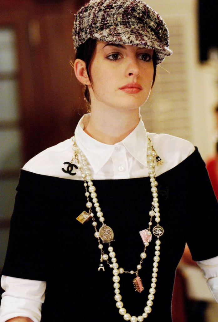 Anne Hathaway a Karl Lagerfeld által tervezett ikonikus többsoros nyakláncban a 2006-os Az ördög Pradát visel című filmben