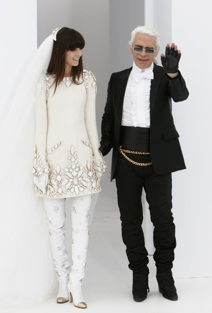 Karl Lagerfeld ikonikus ruhadarabjában, a romantikus blúzban