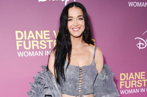 Katy Perry maffiafeleség-stílusban tette közszemlére a melleit