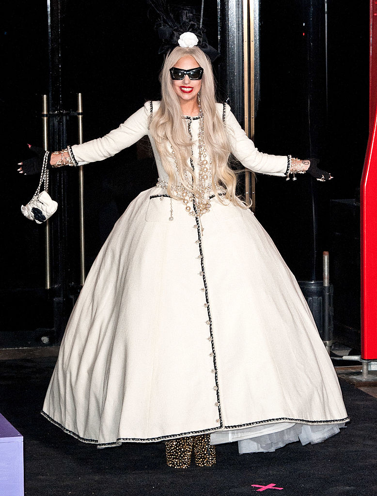 Lady Gaga Karl Lagerfeld ruhában a Barneys-ban