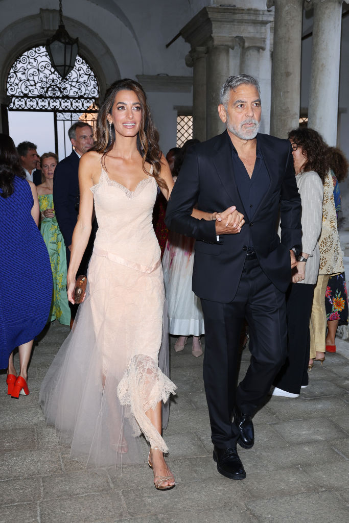 Amal Clooney egy vintage Dior ruhában