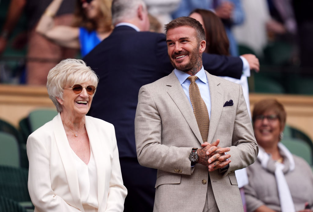 David Beckham rendkívül stílusos volt édesanyja mellett