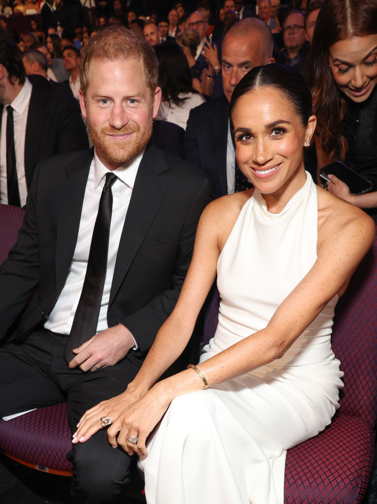 Meghan Markle a hófehér Oscar de la Renta ruhájában