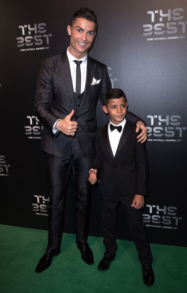 Cristiano Ronaldo fekete öltönyben a fiával