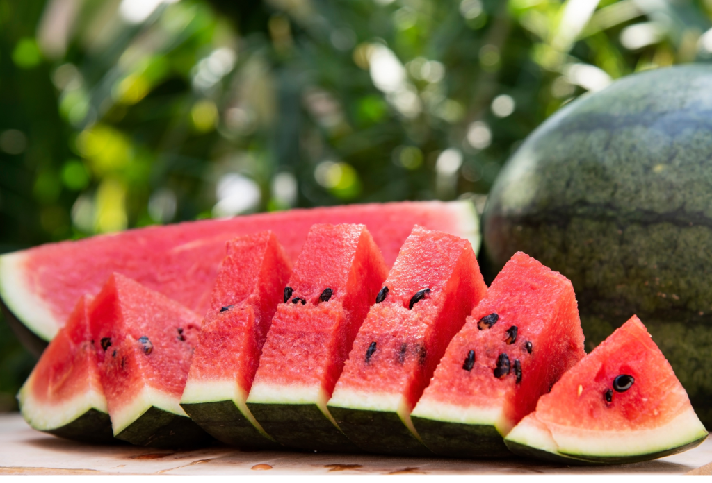 A tökéletes szeletekhez először félbe kell vágnunk a görögdinnyét