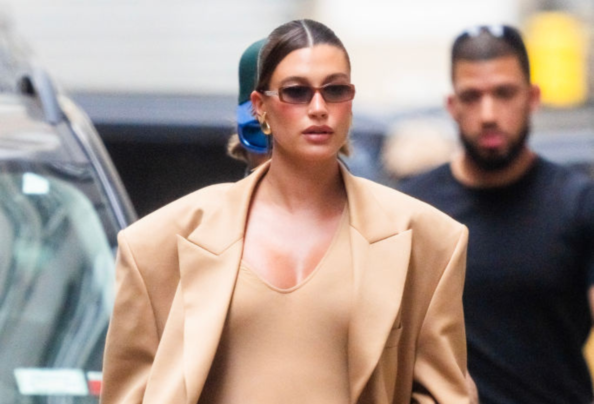 Hailey Bieber ebben a lélegzetelállító ruhában mutatta meg pocakját