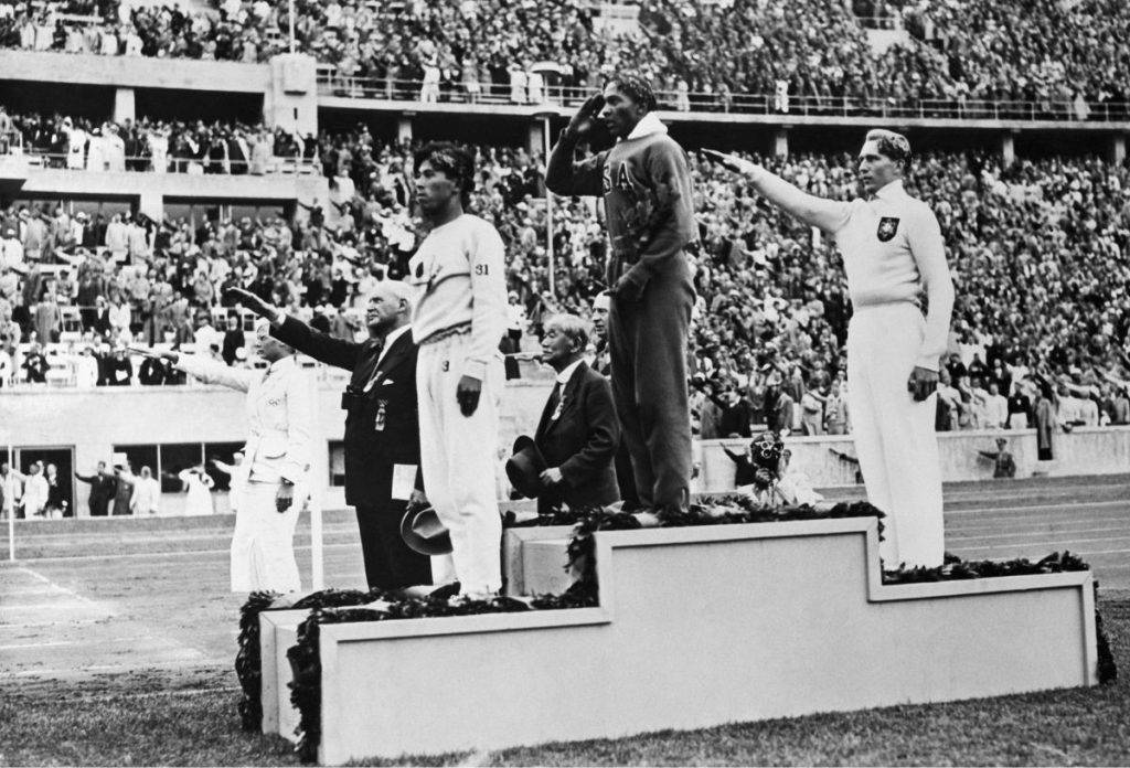 Jesse Owens a dobogó tetején a náci Németországban rendezett 1936-os berlini olimpián