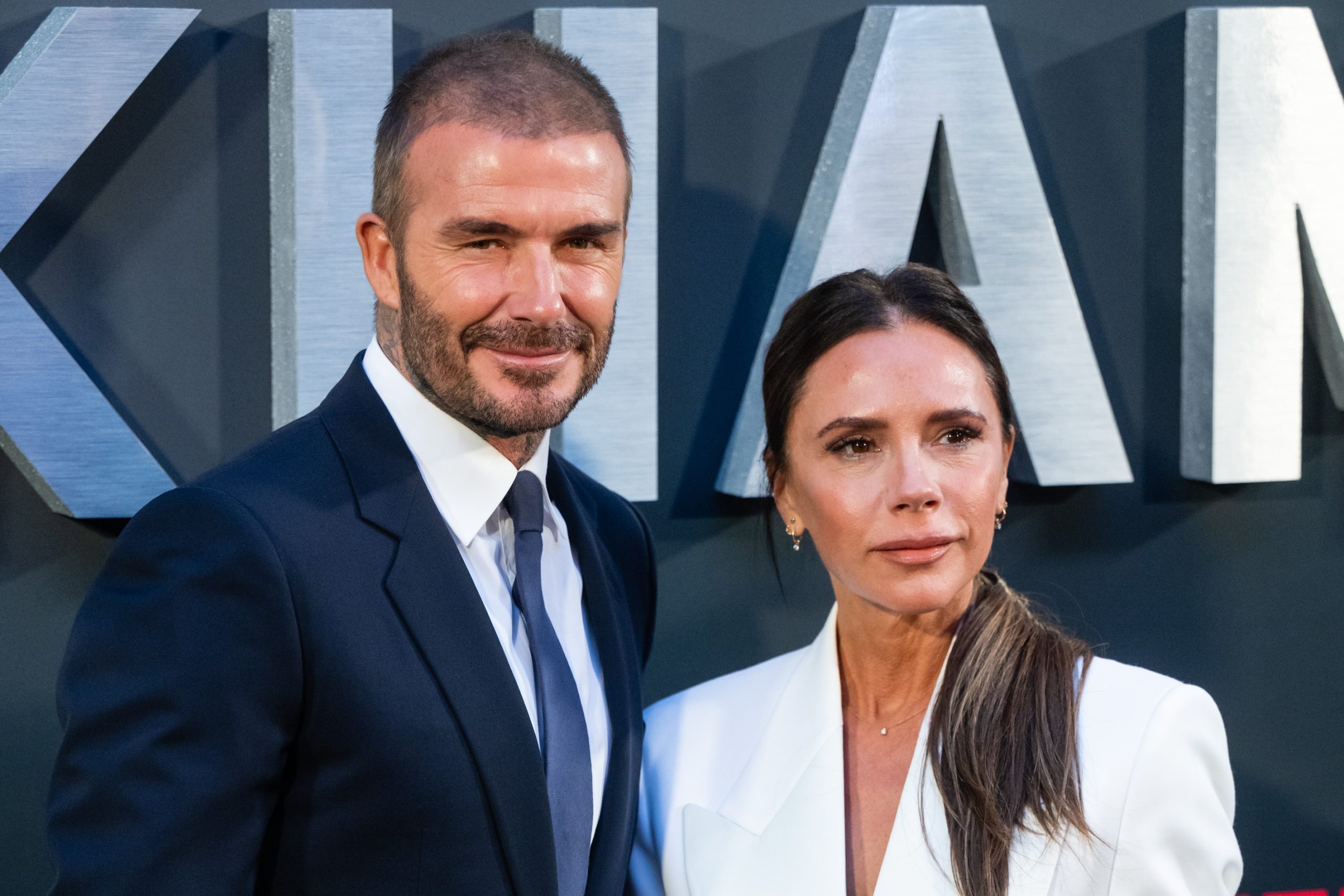 Elolvadunk: Victoria és David Beckham újra az ikonikus esküvői ruhájukban pózolnak