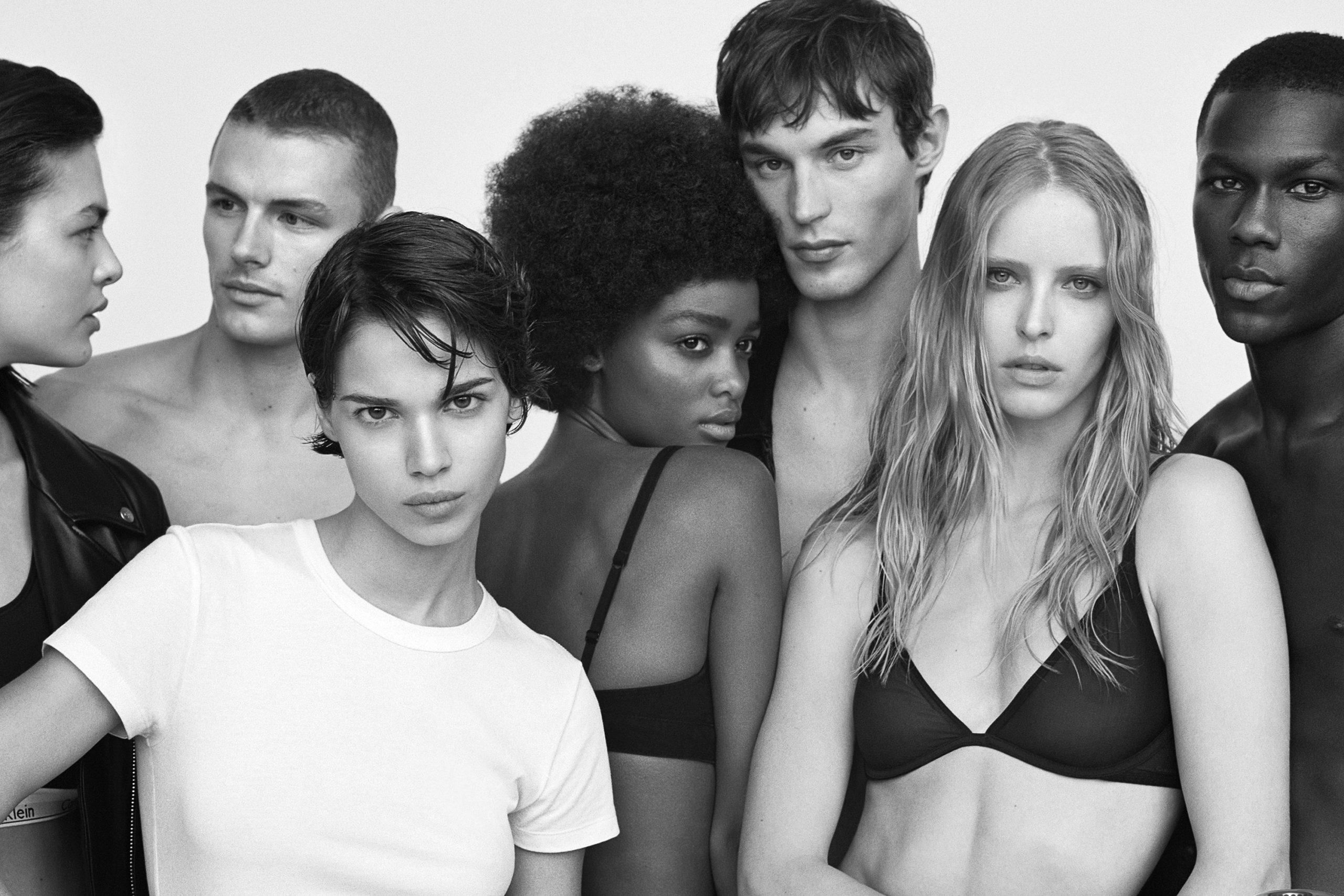 A Calvin Klein CK One Essence parfüm plakátján fiatalok pózolnak